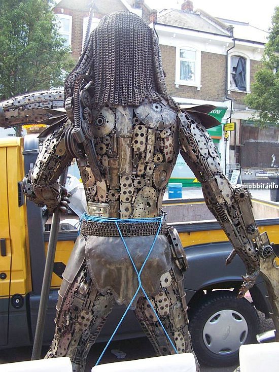 Самодельный хищник из металлолома стоит в Лондоне